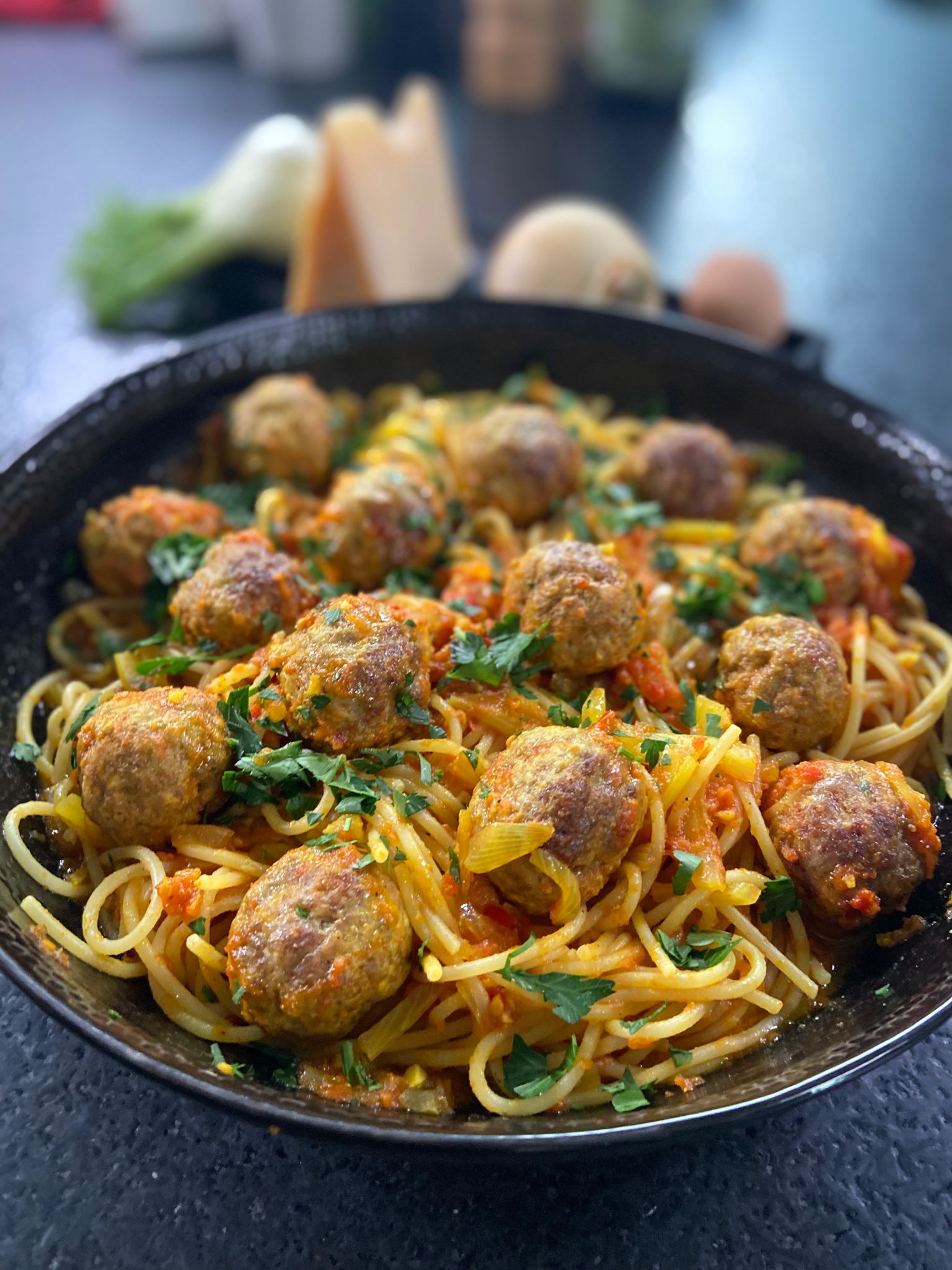 Spaghettis aux boulettes de viande et parmesan